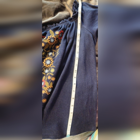 LIVE TO BE SPOILED TOP LARGE SEE PICS FOR MEASUREMENTS - Picture 2 of 11